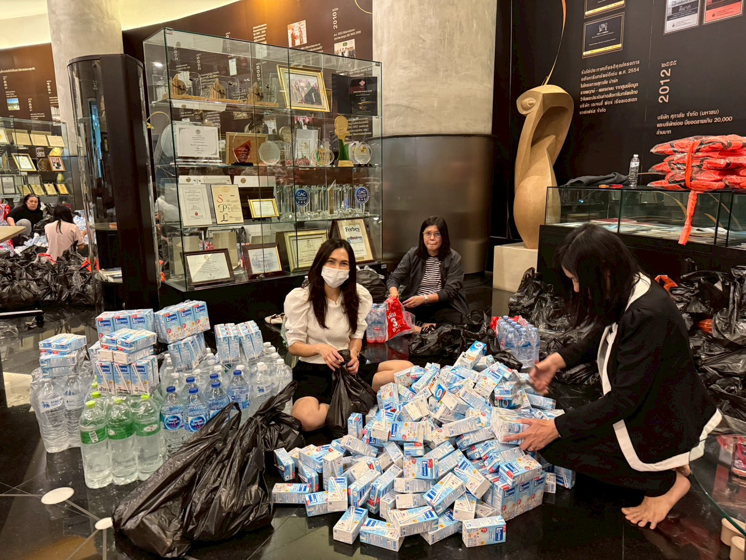 ศุภาลัย ผนึกกำลังใจ ระดมทีมให้ความช่วยเหลือผู้ประสบอุทกภัย_07