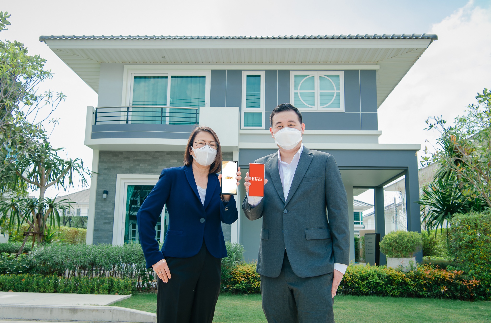 นางสาวธัญวรัตน์ ปัญญารัตน์ และนายฐานิศร์ สุวรรณกุล