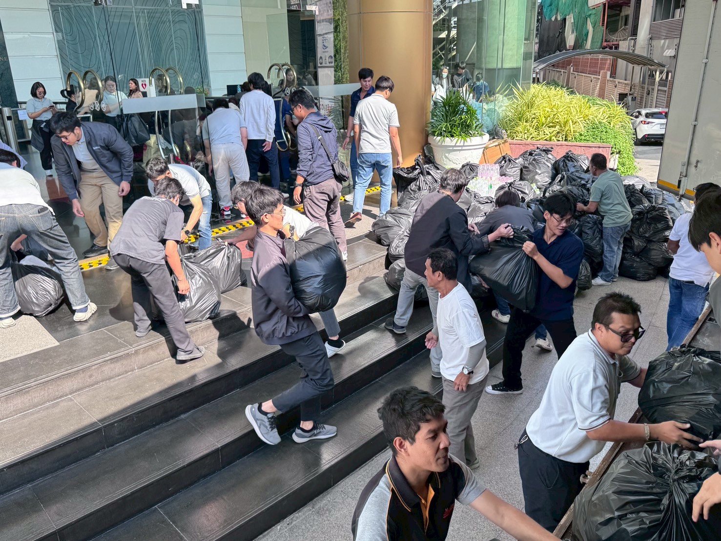 ศุภาลัย ผนึกกำลังใจ ระดมทีมให้ความช่วยเหลือผู้ประสบอุทกภัย_03