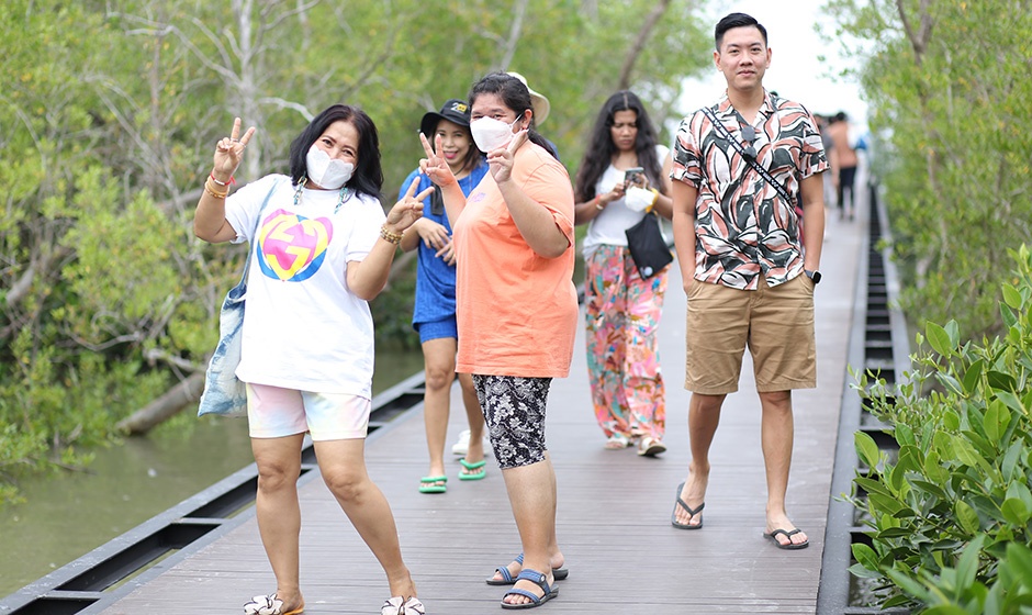 เยี่ยมชมโครงการพระราชดำริแหลมผักเบี้ย-(4)