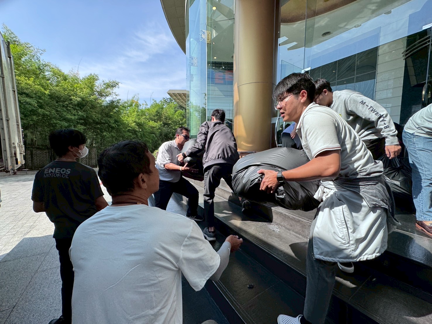 ศุภาลัย ผนึกกำลังใจ ระดมทีมให้ความช่วยเหลือผู้ประสบอุทกภัย_05 (2)